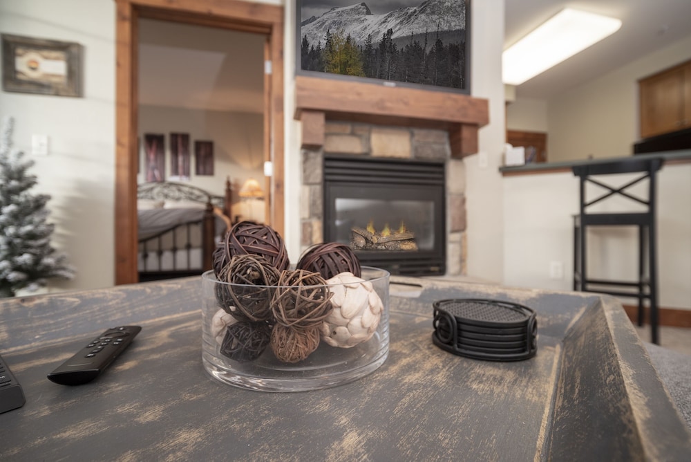 Palomino At Kicking Horse 2 Bedroom Cabin by Redawning - Property Image 11