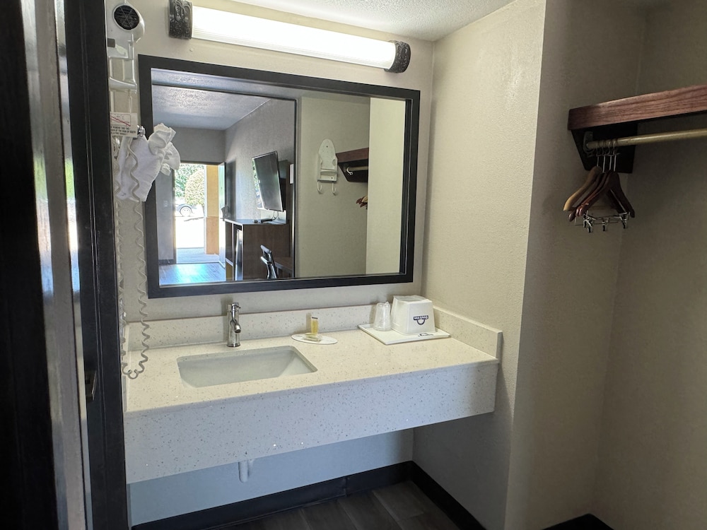 Longview Vacations - Days Inn by Wyndham Longview South - Property Image 11