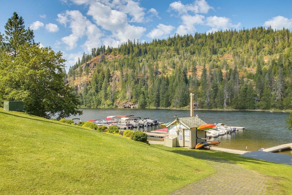 Twin Lakes Retreat: Lake, Pool & Golf Access!