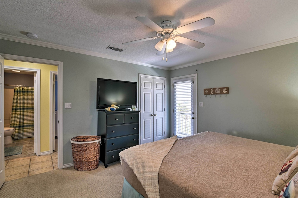 Walk to Galveston Beach: Pet-friendly Home view 2