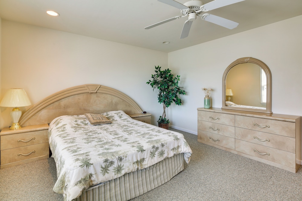 Walk to Beach: Wildwood Apt w/ Balcony!