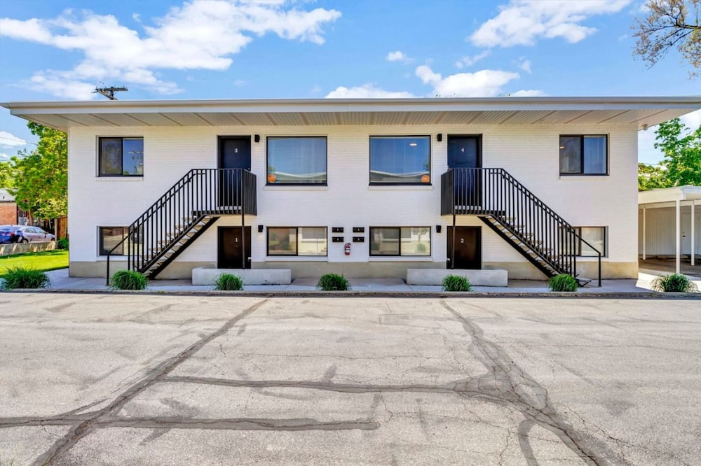 Cozy 2BR Apt w Parking Near Downtown SLC view 5