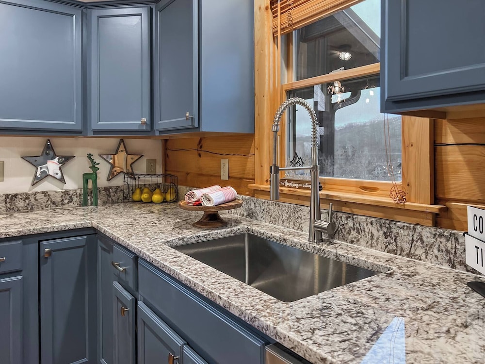 3 Kings 4 Bunks-sleeps 10-smart TV X6-parking out Front-full Kitchen-hot Tub