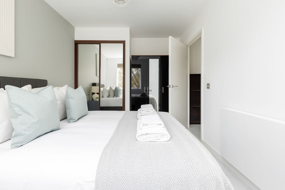 Luminous 2 Bed Balcony Flat in Islington