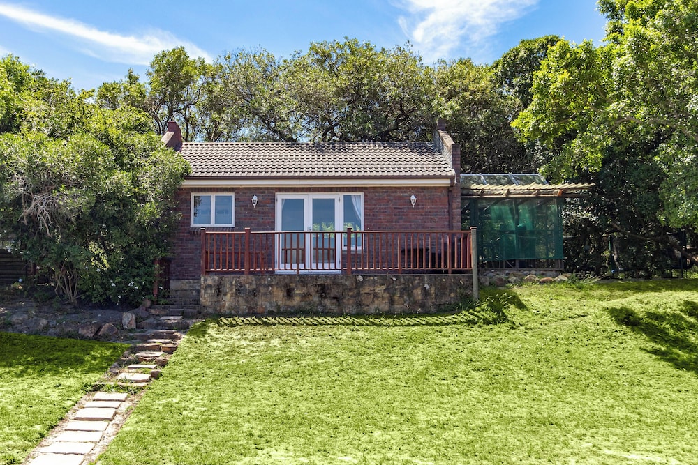Room in Guest Room - Garden Cottage, Houtbay, Cape Town, South Africa