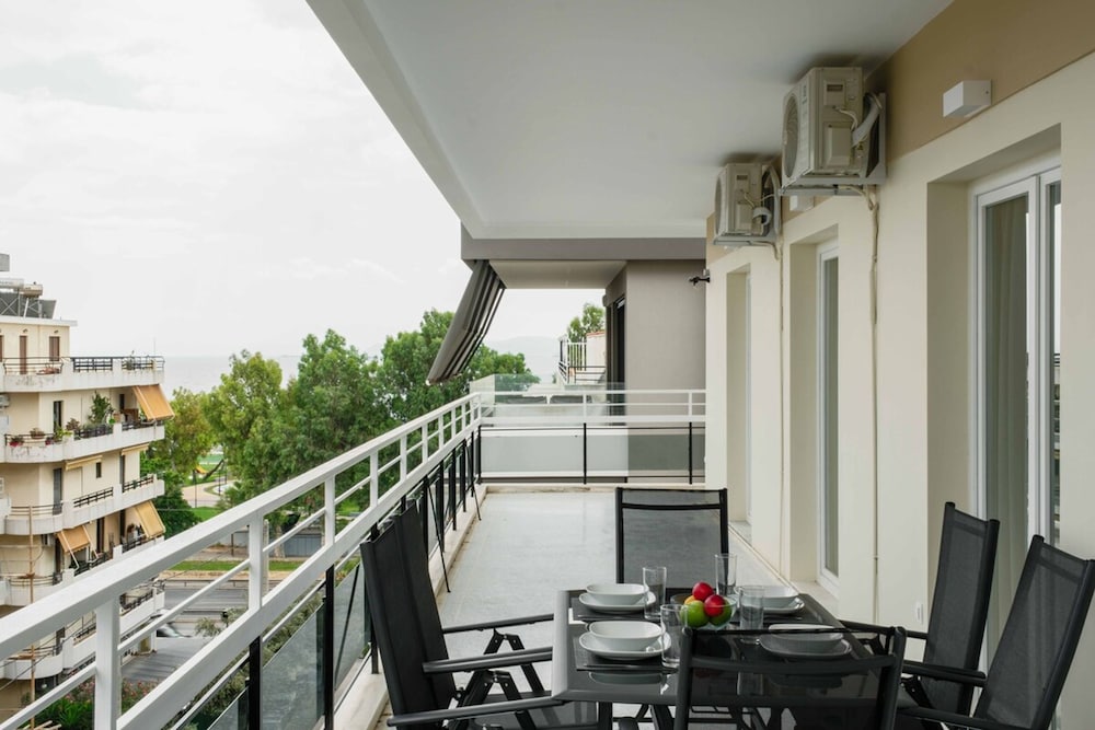 Spacious Seaside Flat at Alimos