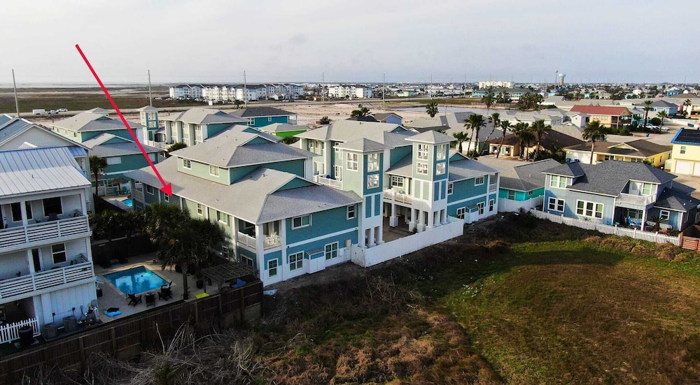 Stylish Condo w/ Pool & Spa Access, Wak to Beach Beach Breeze by Avantstay