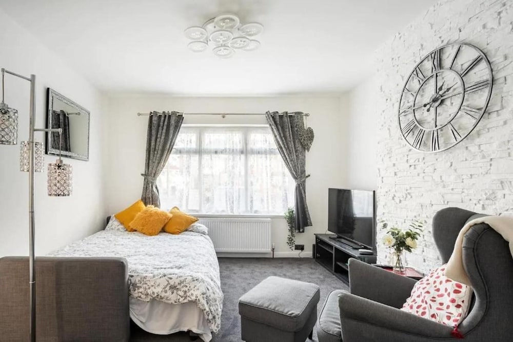 1 Bed-sleeps 4-free Parking-30 Min to Central Ldn
