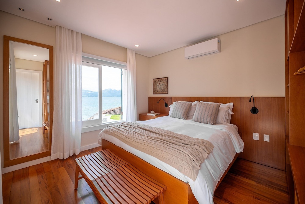 Angra - Mombaça | Mansão Espetacular Beira-Mar, 7 Suites - por Casapē Rio