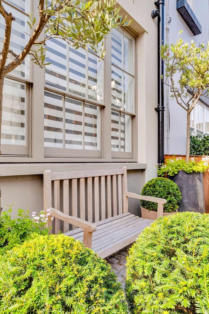 Luxe 4-bed Mews Home - 10 min to Harrods