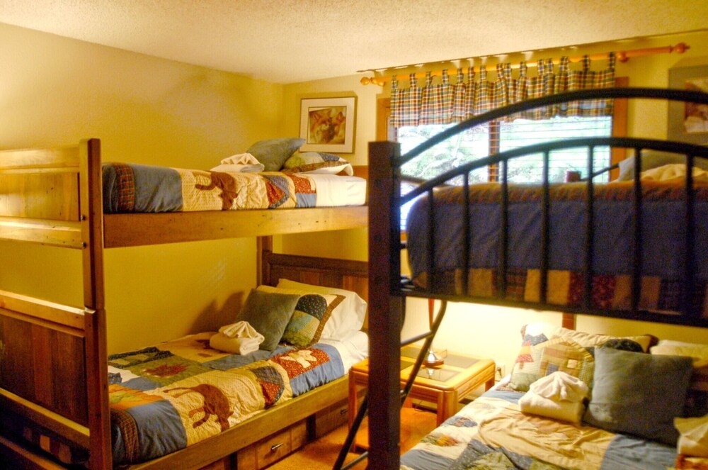 Snowater Condo #84 - Large Condo With Private Sauna and Soaker tub