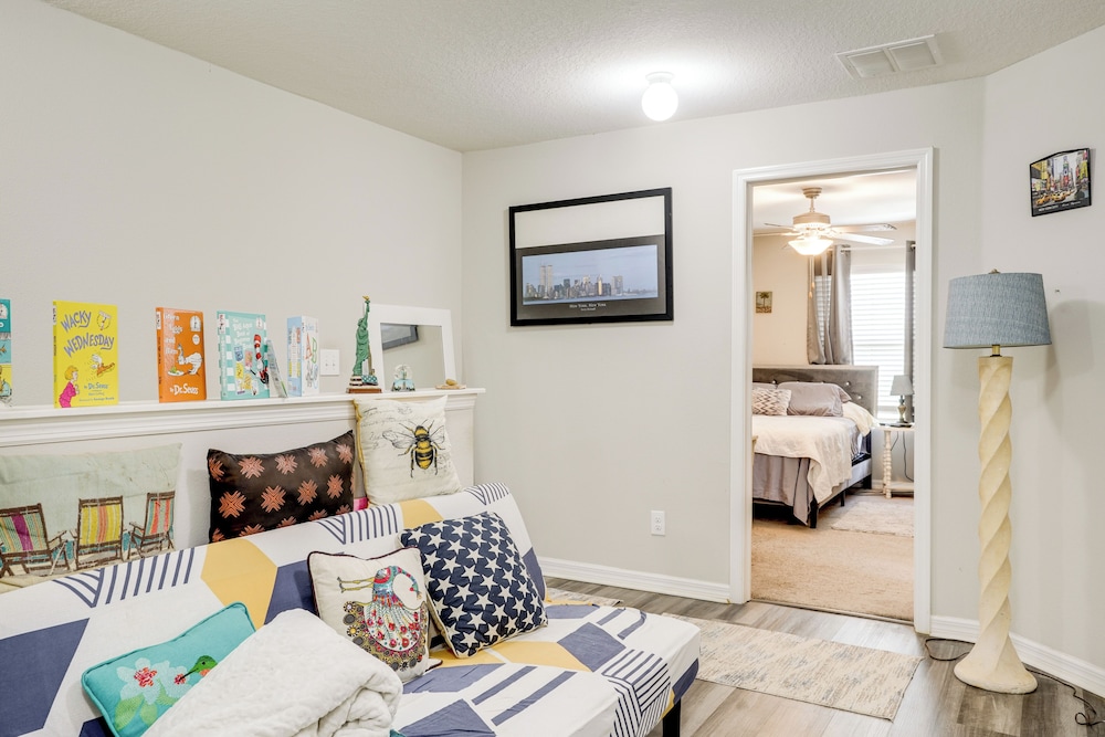 4 Mi to Brandon Exchange: Resort-style Townhome!