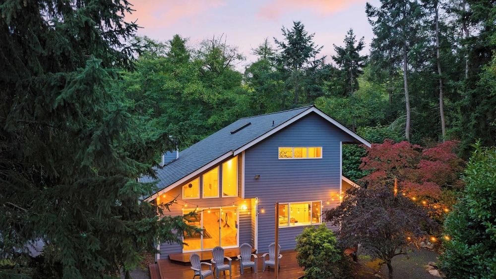 Stylish Forest Getaway on Whidbey Island Near Beaches, Wineries & Trails Cedarview Retreat by Avantstay