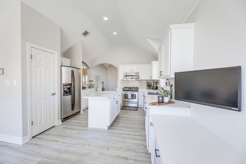 9 Mi to The Domain: Spacious Pflugerville Haven!