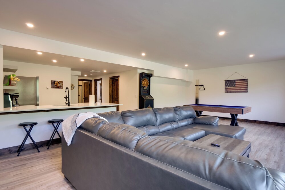 Hot Tub, Pool Table & Fireplaces: Blue River Gem
