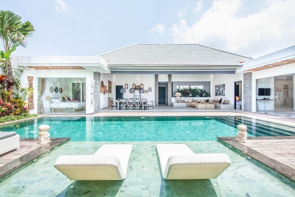 Contemporary 4BR Villa, 400m to Canggu Shore