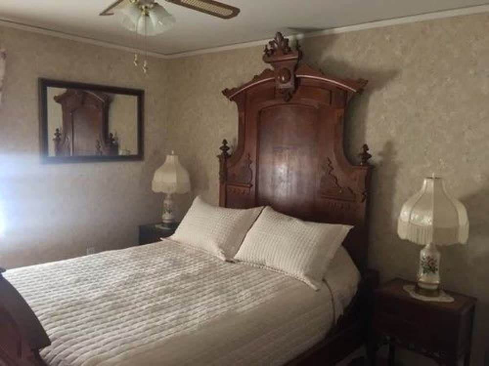 Maple Springs Lake Side Inn