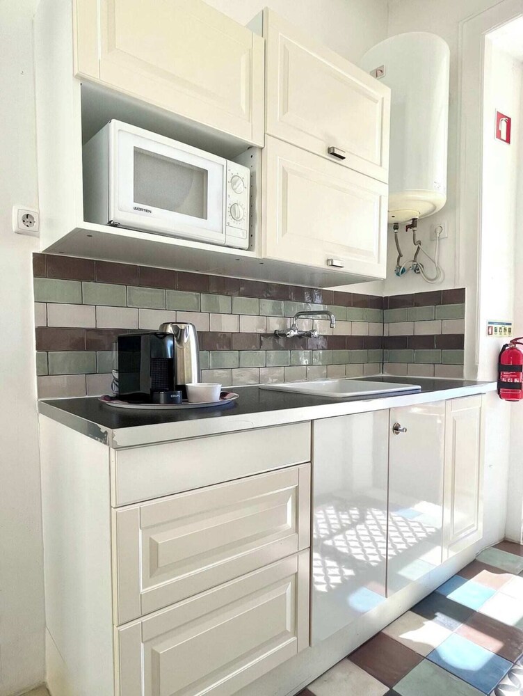 Central Hidden Gem, Rustic Modern 2 Bedroom Flat