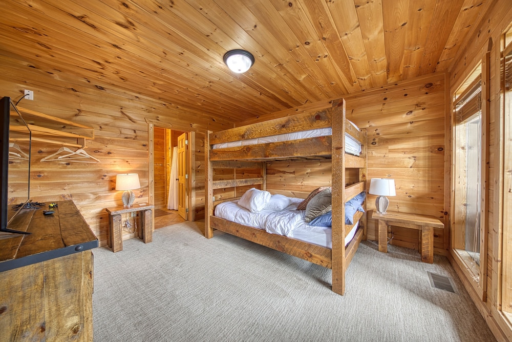 Cabin w Amazing Views Theater Firepit Hot Tub