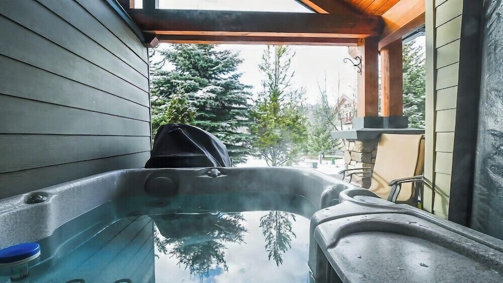 Pinnacle Ridge Chalets by Fernie Lodging