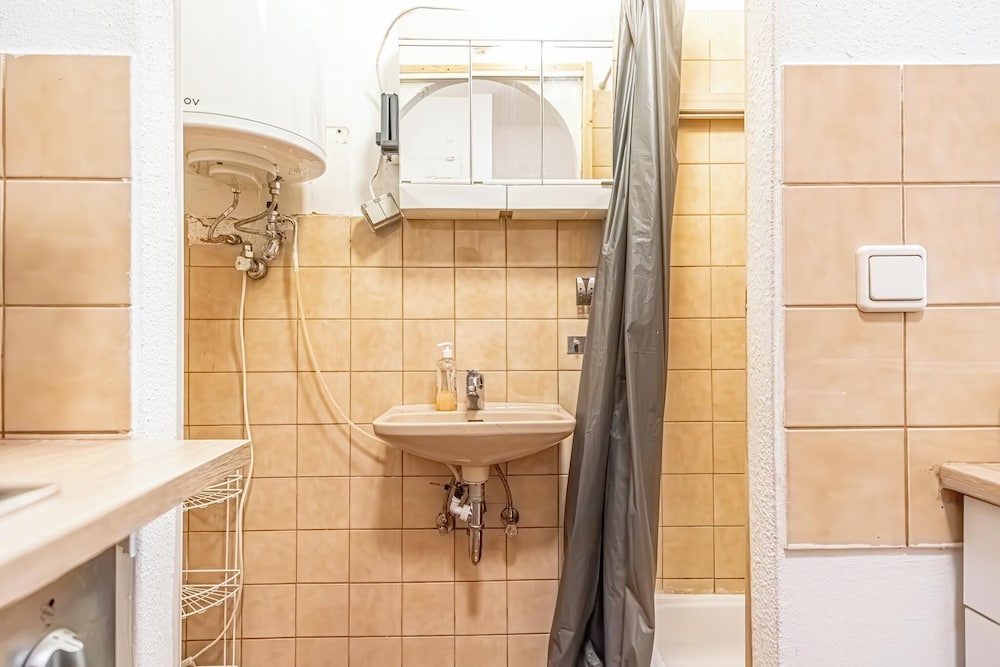 Simple 1BR Apt Long Stay Near Belvedere