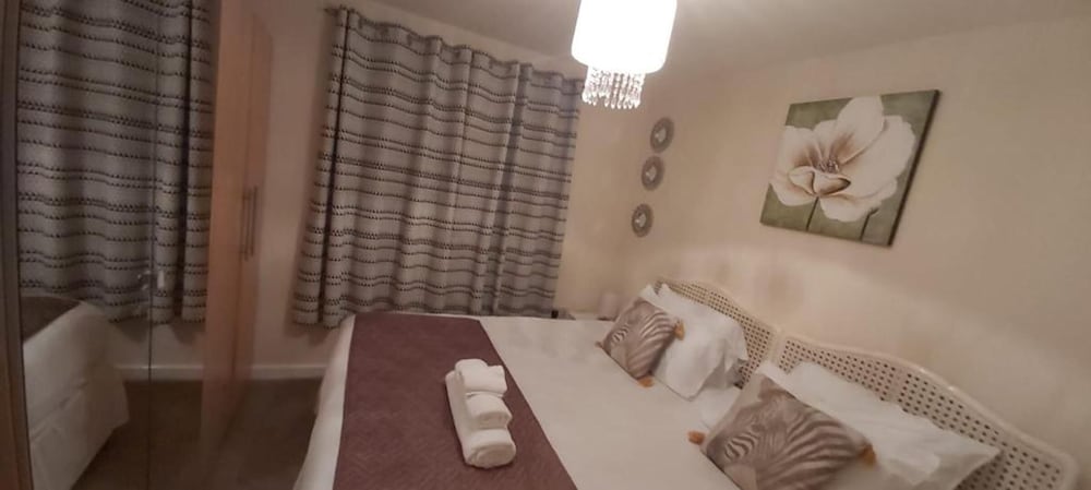 Lovely 3-bed House in Luton view 2