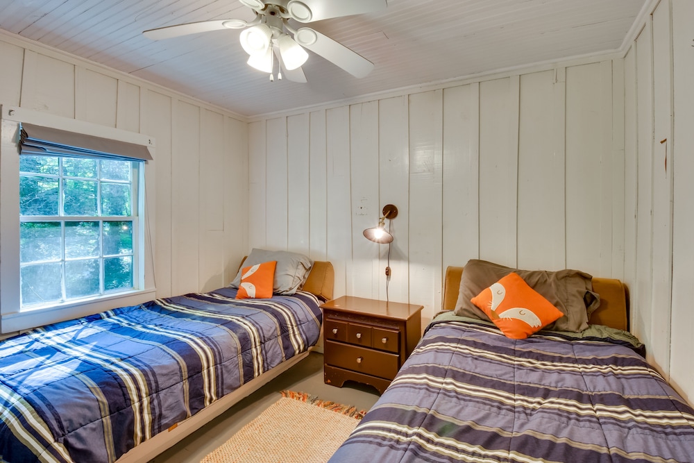 Log Cabin Rental Near Table Rock State Park! view 5