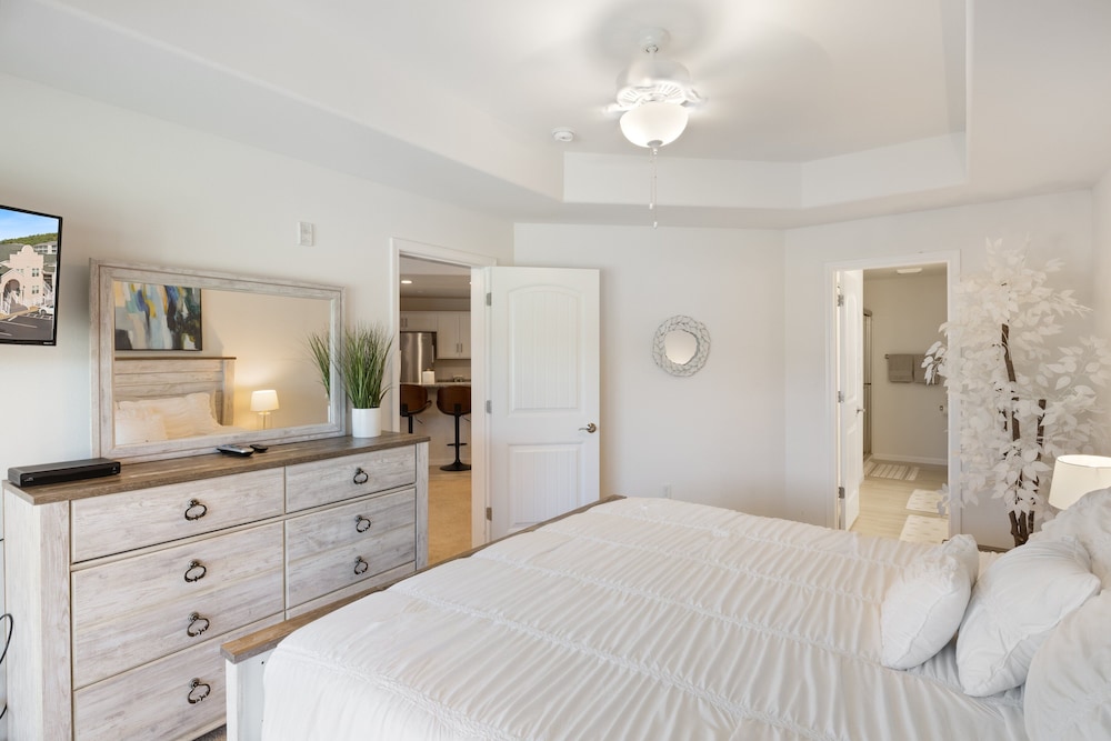 Central Location, Pool Access & Breathtaking Views