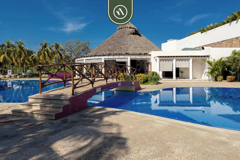 Oceanfront 3BR Condo With Beach Club - Pool