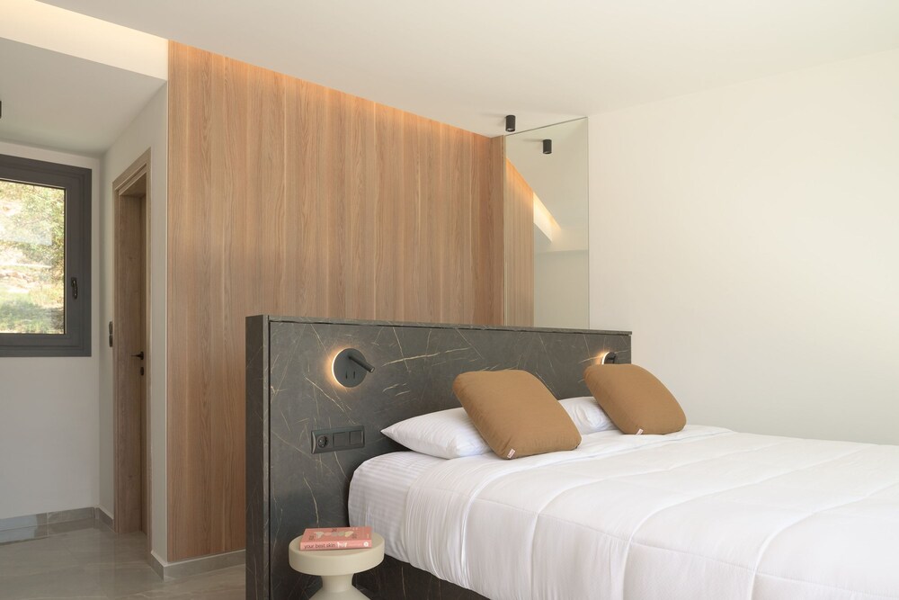 Luxurious Villa Dias With Tennis Court by Estia