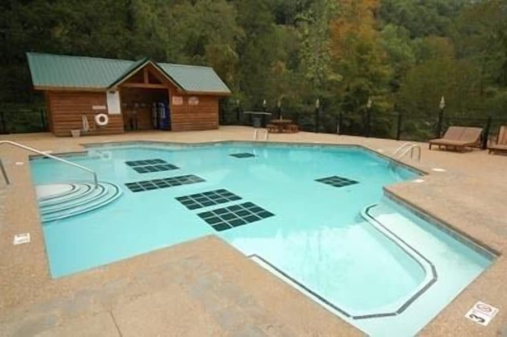 Skinny Dippin 1 Br cabin by RedAwning