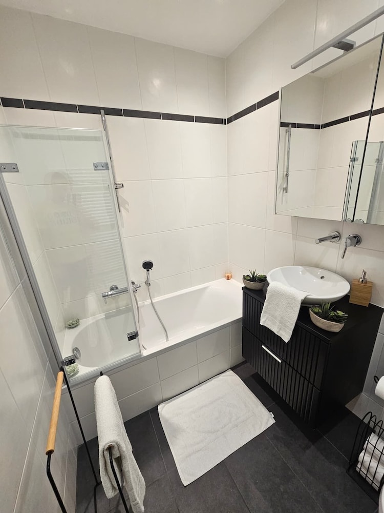 Ideal city stay 1BR near train station