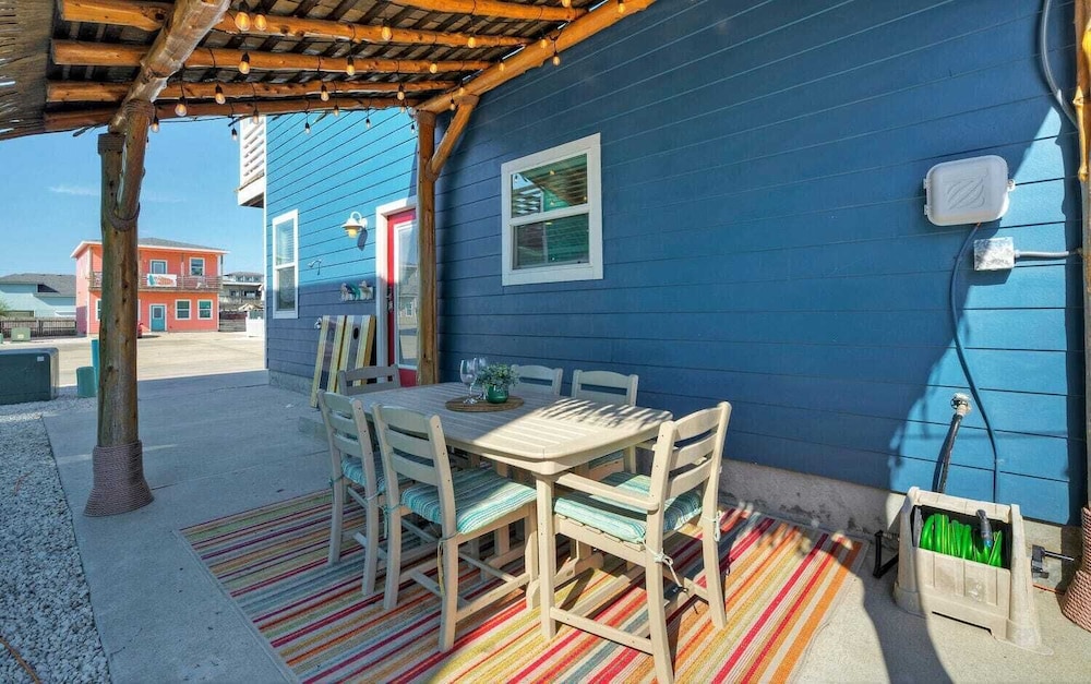 Sleeps 24, 2 Homes Pool, Backyard Tiki Bar, Fire Pit, Cornhole Walk to Beach