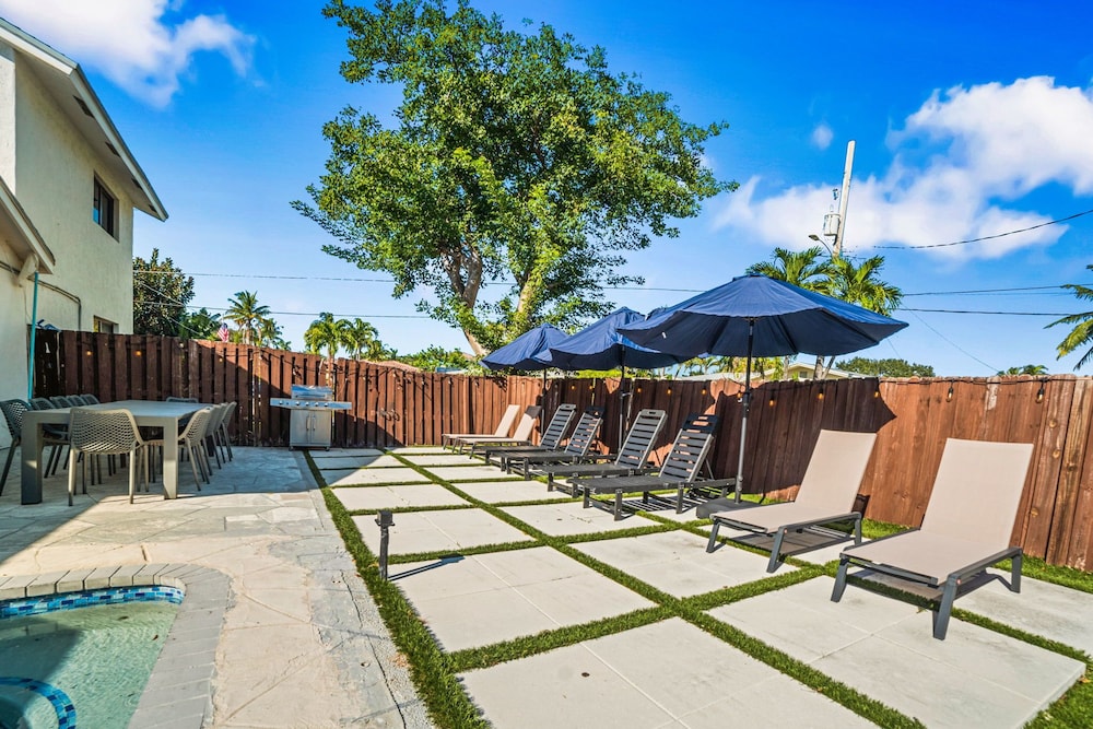 Spacious 6BR Beach Getaway w/ Heated Pool