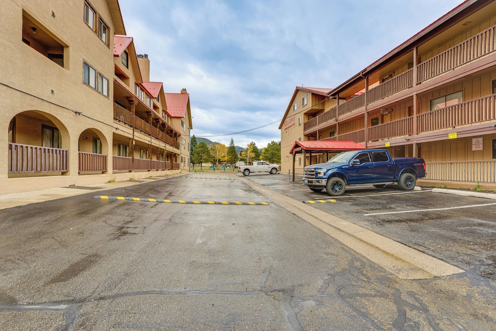 Easy Red River Ski Access! Outdoor Adventure Condo