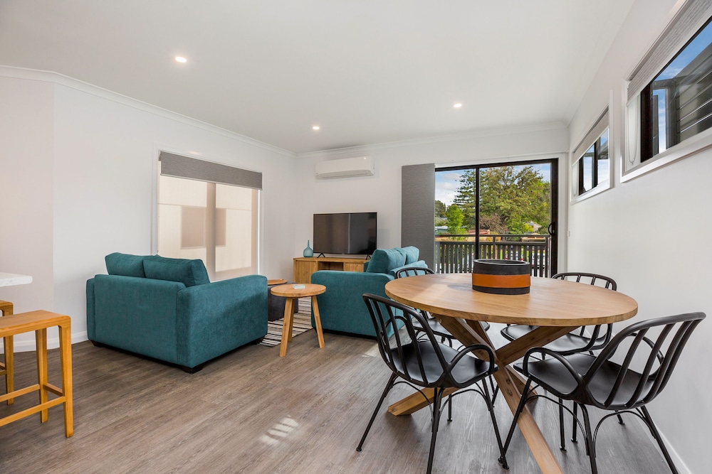 National Hotel Complex and Bendigo Central Apartments