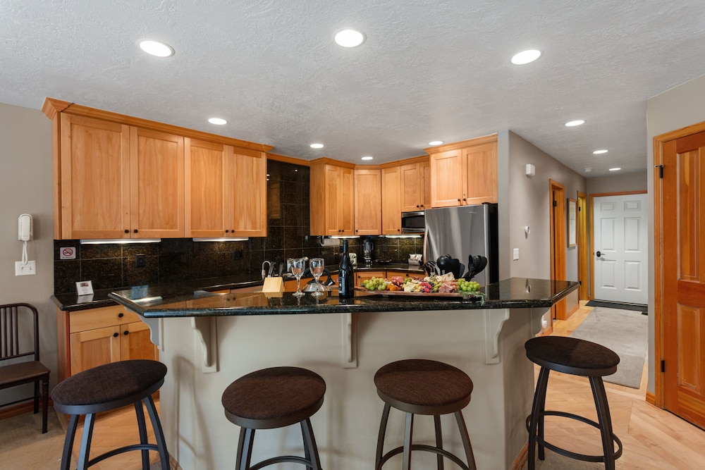 Deer Lake Village at Deer Valley Resort - Three Bedroom Condo with Loft and Hot Tub #2473 3 Condo