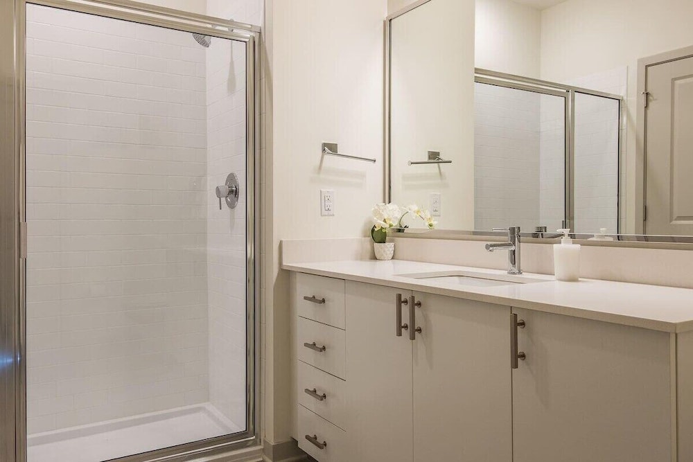 Louisville Vacations - TWO Stunning Nulu CozySuites - Property Image 10