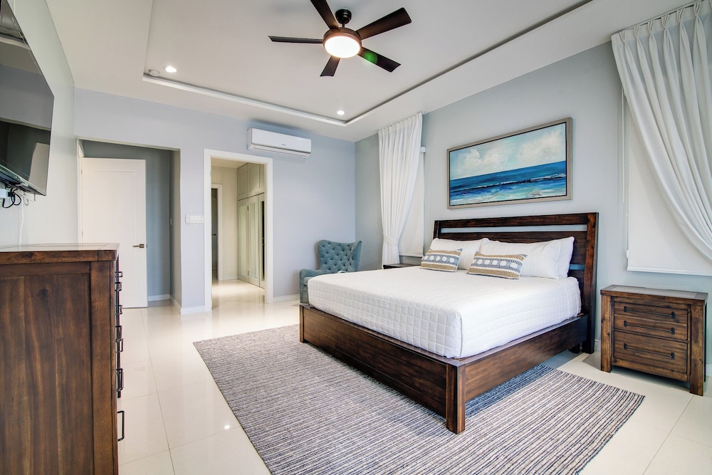 Luxury Oceanfront Villa Fully Staffed