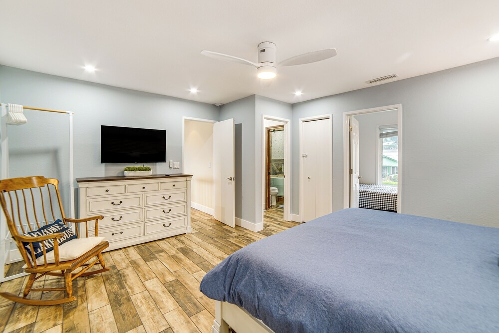 Waterfront Clear Lake Home w/ Game Room & Deck!
