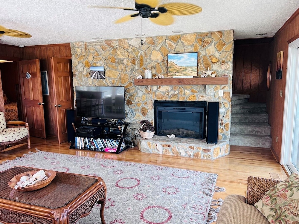Fore Shore West- 4 Bedroom Home by RedAwning
