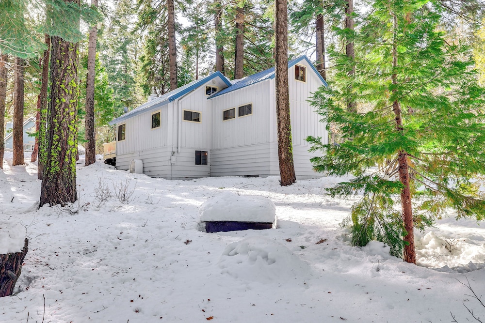 < 2 Blocks to Lake Tahoe: Family Home Near Skiing