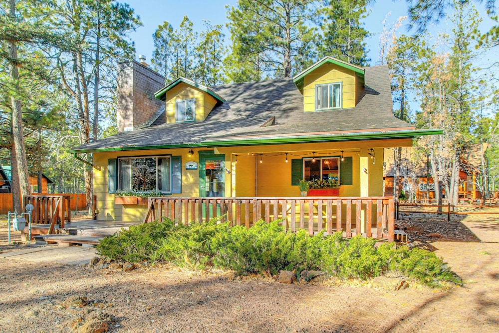 Secluded Cabin w/ Furnished Deck in Scenic Pinetop