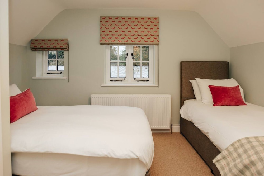 Home Farm Holiday Homes - Sleeps 26 - From 1415 Per Night