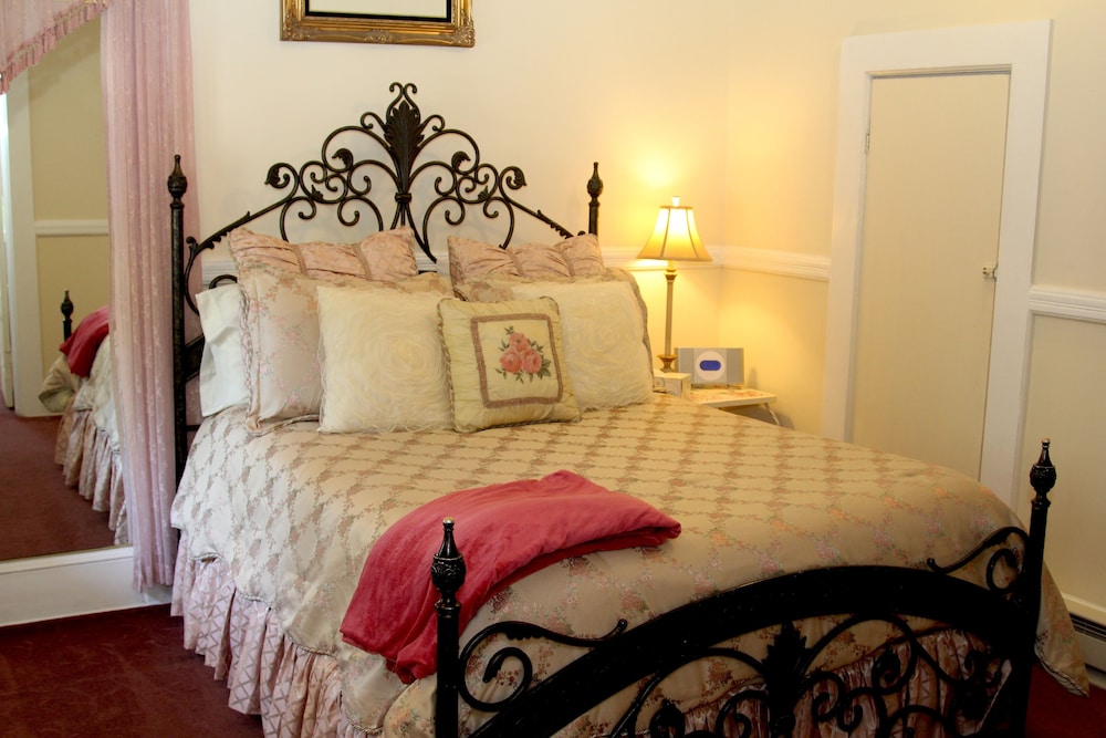 Monarch Cove Inn