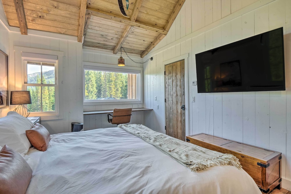 8 Mi to Ski: Custom-built Cabin in Breckenridge view 4