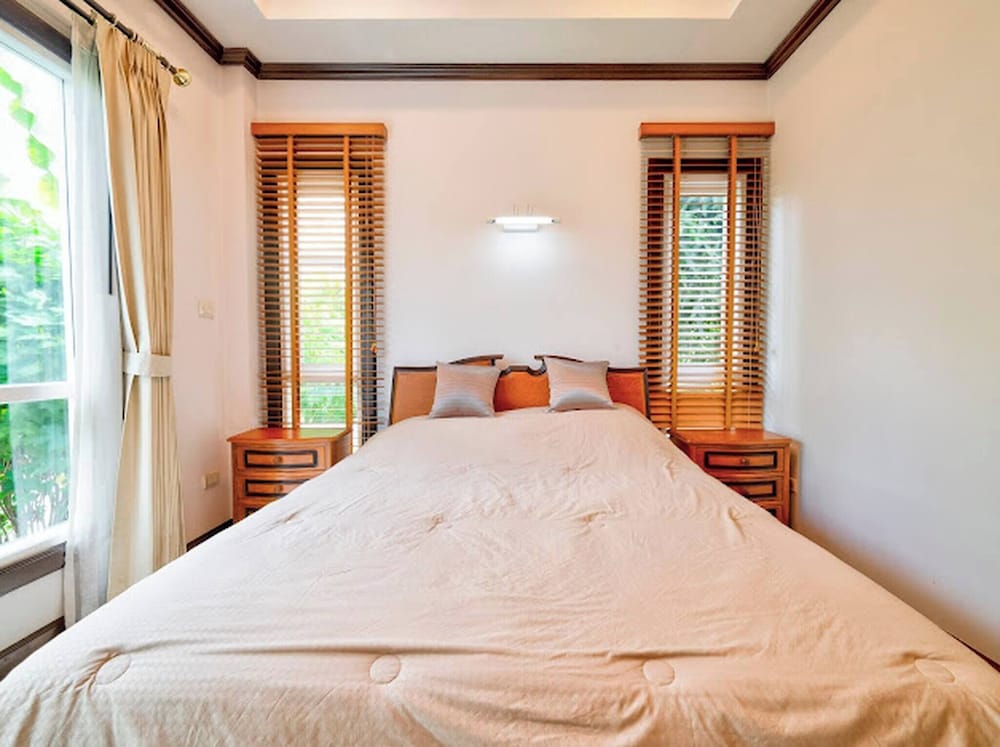 Luxury Iconic Royal Boat Pool Villa North Pattaya