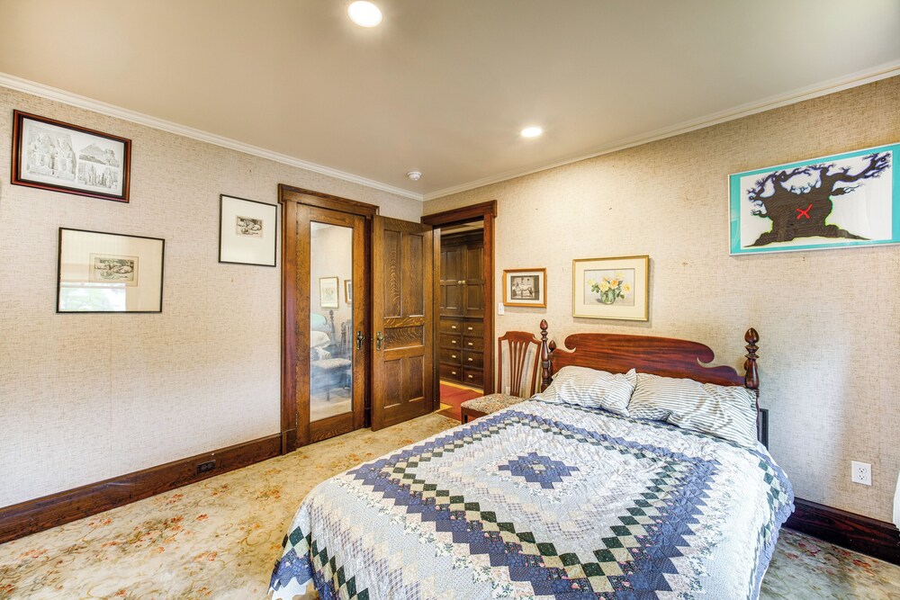2 Mi to Lake Erie: Spacious Retreat Near Cafes!
