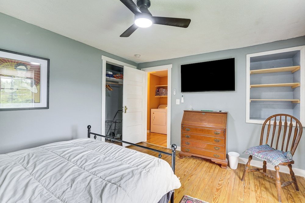 Farmhouse on 1 Acre Near Historic Dtwn Danville