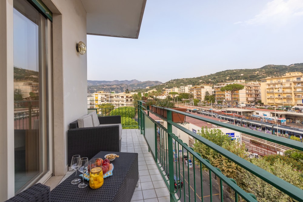 Family Home With Terrace & View In Sorrento Center